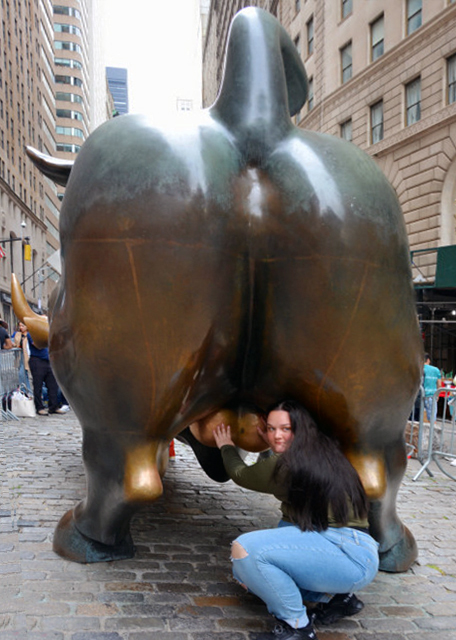 2022-09-25_Bowling Green_Good Luck & Prosperous not only to Touch Its Head & Horns  but also Its Enormous Testicles-10001.JPG