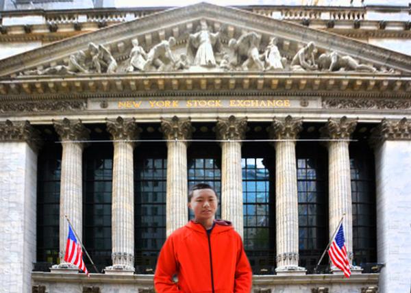 2022-09-25_Wall Street Palisade Historial Marker or the Big Board, a Symbol of American Financial Power & a Mirror of the Global Economy w Rearview of Bronze Scu-10001.jpg