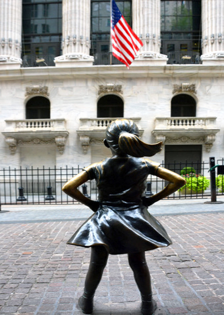 2022-09-25_NYSE_Bronze Sculpture of Fearless Girl Facing the New York Stock Exchange Bldg-20001.JPG