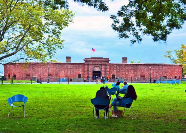 2022-09-25_Batter West of Castle Clinton National Monument in a Red Brick Façade (1811)  while Fort Amsterdam was demolished by 1790 after the American Revolutionary War0001.JPG