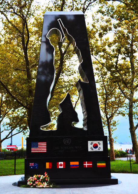 2022-09-25_Korean War Memorial or the Universal Soldier in Black Granite Stele w the Shape of a Korean War Soldier Cut out of the Center (1991)0001.JPG