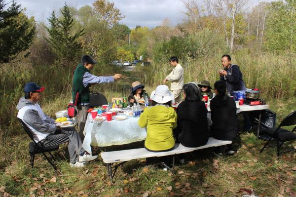 1761608867312908.jpg 12-野炊午餐尾声聊天.jpg