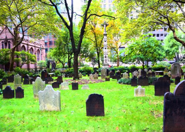 2022-09-25_Trinity Church Churchyard w Gravestones @ Broadway & Wall St0001.JPG