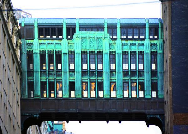 2022-08-28_W 32 nd St_Gimbel's Inter-Building Bridge Built after Gimbel's Purchased the Saks Company in 1923. Continually in Direct Competition w Macy's0001.JPG