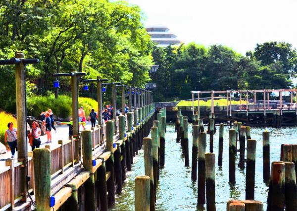 2022-09-25_South Cove Park Featuring Walkways & Quays w Scenic Harbor Views & a Relaxed Atmosphere & a Pagoda-like Museum of Jewish Heritage in the Background0001.JPG