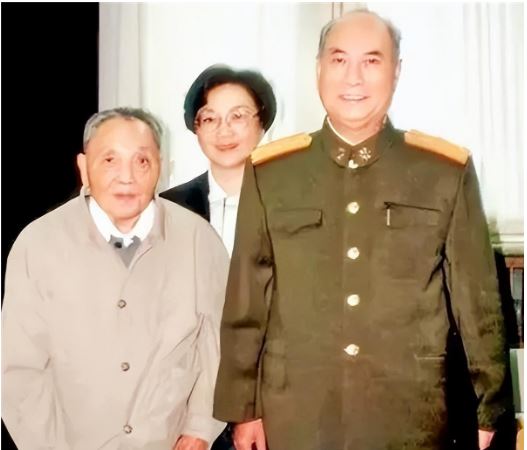 1761655208875780.jpg 张万年与邓小平.JPG