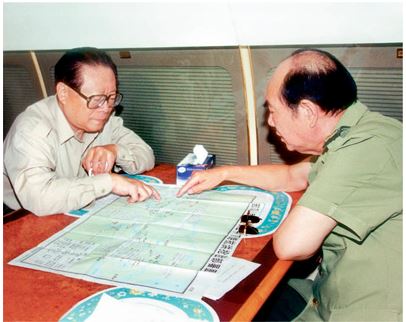 1761655216448715.jpg 张万年与江泽民.JPG