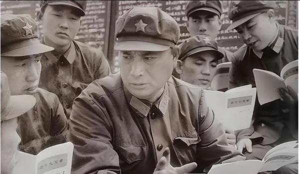 1761655235205686.jpg 张万年与士兵.JPG