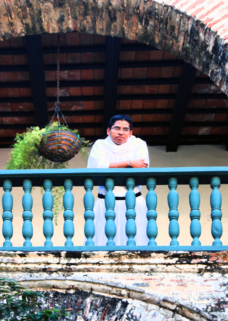 01-27-09_ Church_Convento de la Popa_Priest0001.JPG