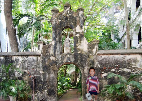01-27-09_ Church San Pedro Claver_Courtyard w the Madonna NicheͥԺ-10001.jpg