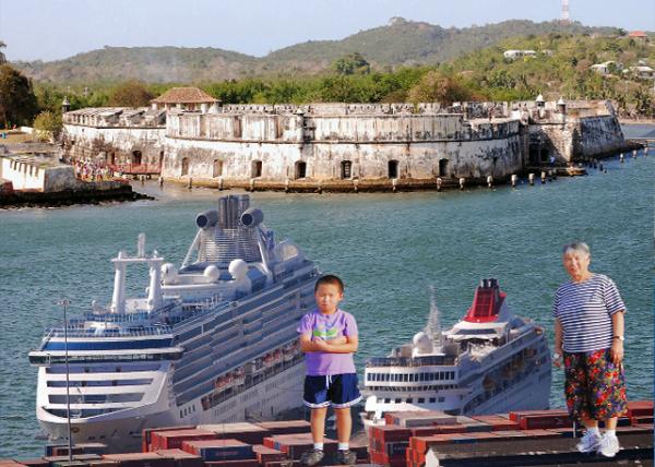 01-27-09_ Fort_Castle of San Luis de Bocachica against Island Princess.jpg