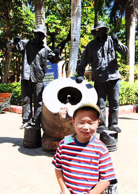 01-27-09_ Sculpture_Plaza De Bolivar Gardens_Getsemani.jpg