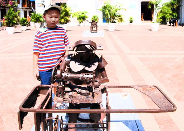01-27-09_ Sculpture of A Woman Sewing 㳡ܡҵŮˡ-20001.JPG