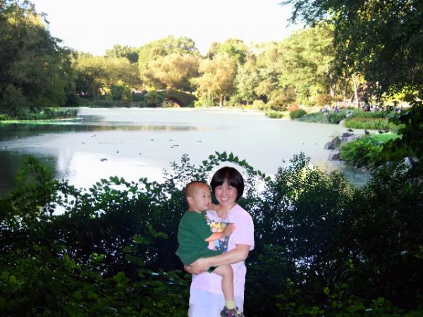 2005-09-04_The Pond w Gapstow Bridge behind0001.JPG
