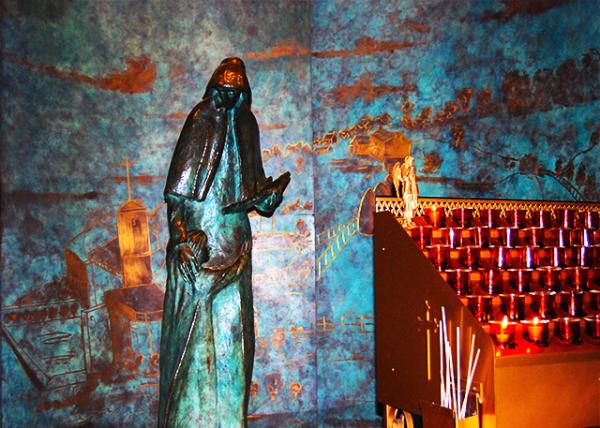 2012-09-16_St Patrick's Cathedral_Statue of St. Elizabeth Ann Seton, the 1st Native-Born American for Being Canonized as a Saint & for Founding the 1st American Catholic School for Girls.jpg