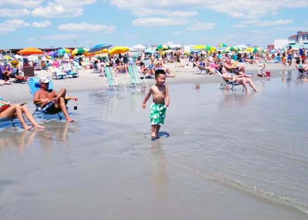 08-05-06_ Water Play_Strolling along the Feet Gently Pressed the Sand ̤ϸɳ泯0001.JPG