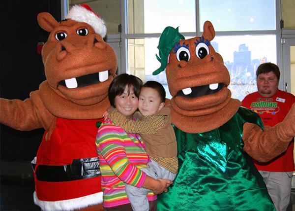2006-12-28_ 3-Yr-10-Mo-Old_Gloria the Hippo & FISHmas ʥ-20001.jpg