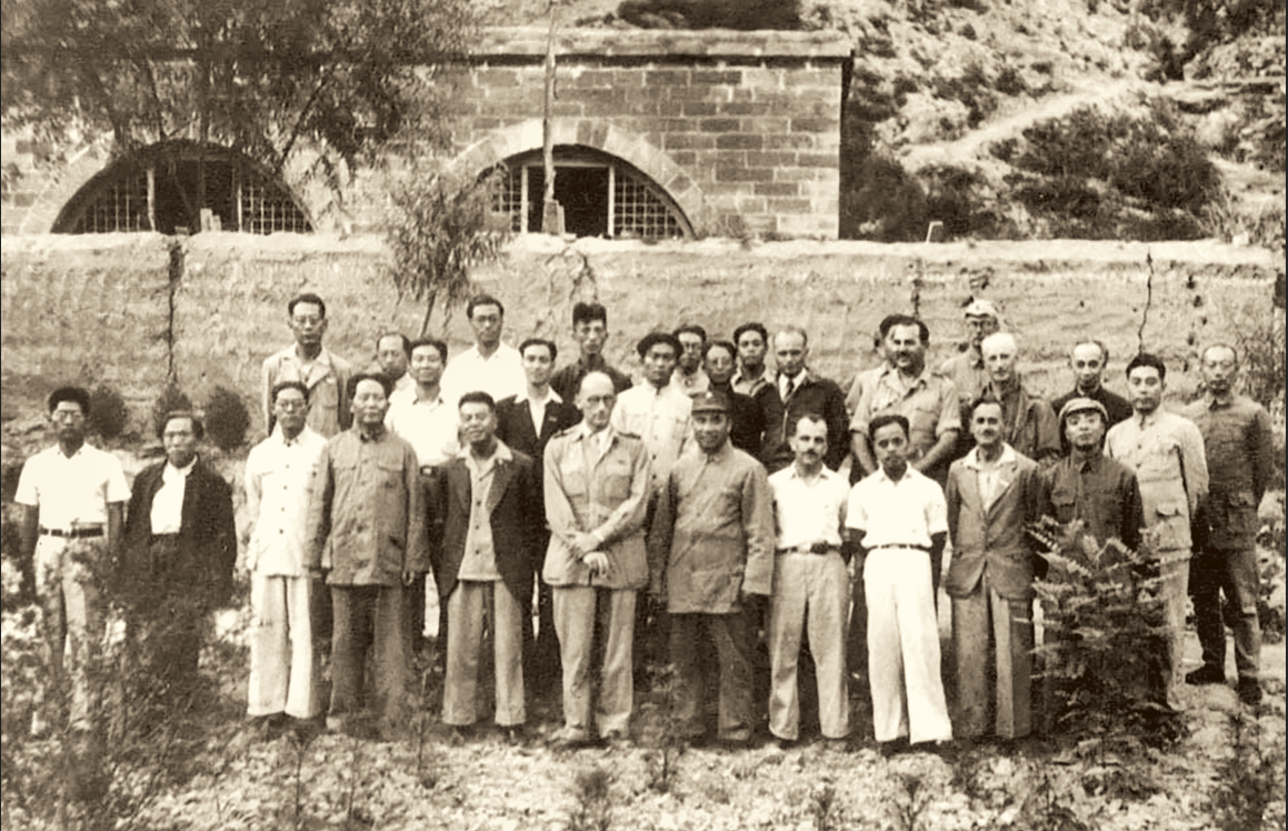 1944年，美军观察组到访延安，军机降落时左轮却陷进了一座旧坟墓中……