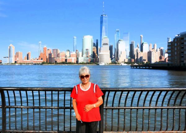2022-09-10_Mom_Financial District of Manhattan Viewed from Hudson River Waterfront Walkway0001.JPG