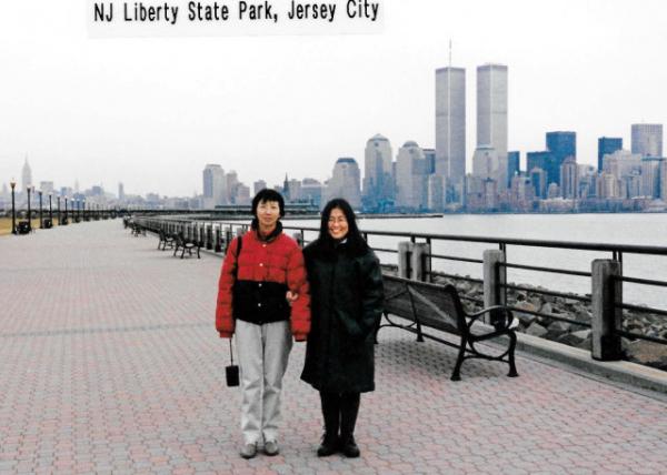 2000-11-25_Twin Towers of World Trade Center (1973C2001) in the Background0001.JPG