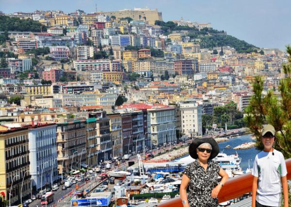 2015-07-03_Diamond Princess along Posillipo Hill in Naples0001.JPG