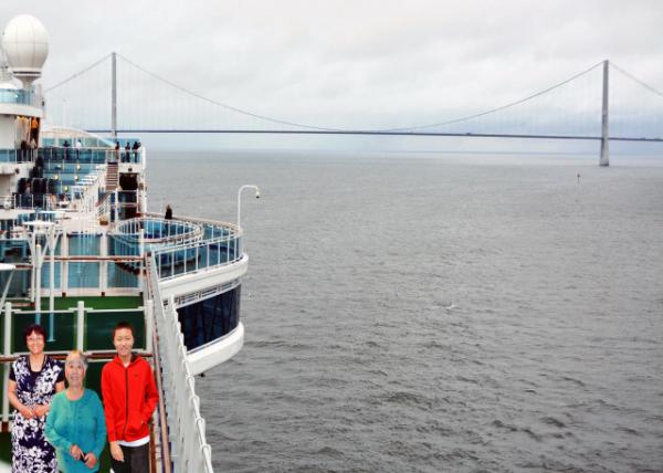 2016-07-05_Regal Princess via Øresund Bridge in Denmark0001.JPG