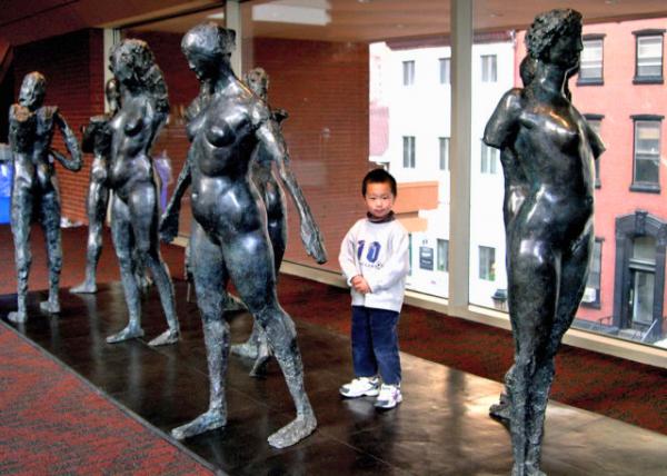 12-17-06_ Statues of Beloved 《心爱的人》0001.JPG