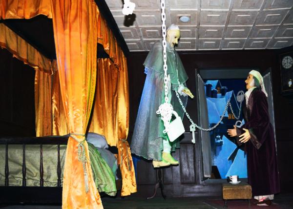 2014-12-28_Haunted Mansion w Ebenezer Scrooge & the ghost of Jacob Marley.jpg