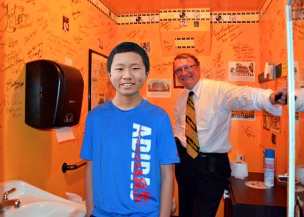 2016-05-29_Yinzers in the Burgh_Restroom-10001.jpg