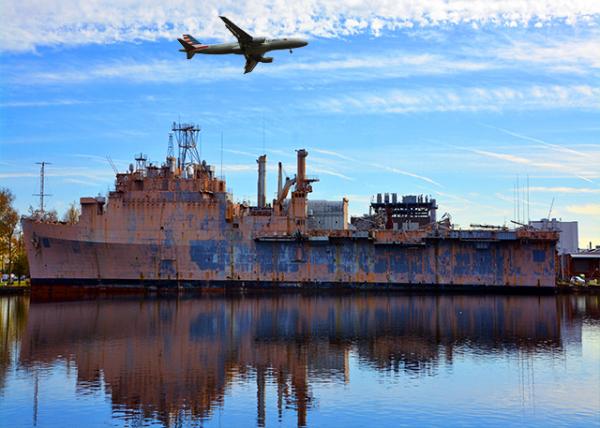 2021-12-04_USS Shreveport (LPD-12), an Austin-class Amphibious Transport Dock-20001.jpg