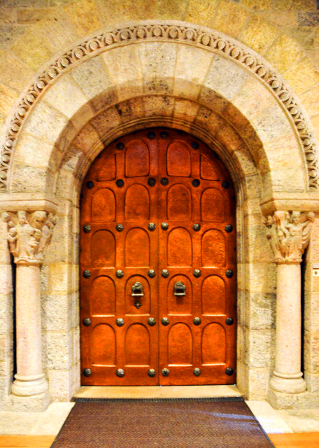 2021-12-15_The Monel metal bosses on the bronze double door leading from the Cloister to the Great Hall may be an example of the clouds of heaven motif being used decoratively0001.JPG