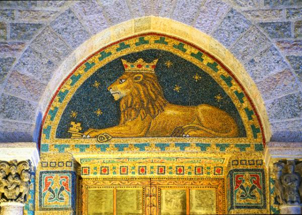 2021-12-15_Great Hall Archway_Academy Seal or Coat of Arms Culminating in a Representation of a Crowned Lion w Keys Beneath His Paws0001.JPG