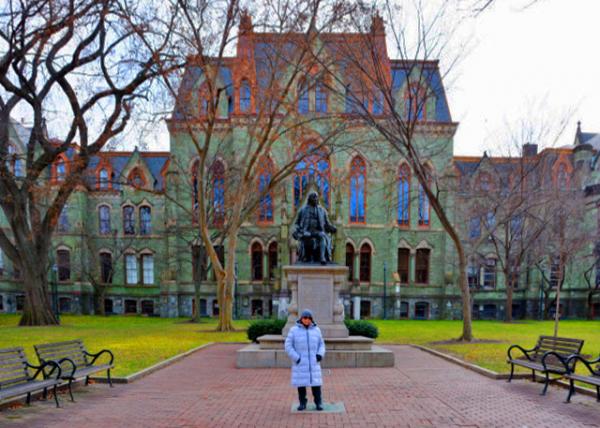 2021-12-19_College Hall_Statue of Benjamin Franklin w Green Serpentine Stone_Home to Most Classrooms & Administrative Space-10001.JPG