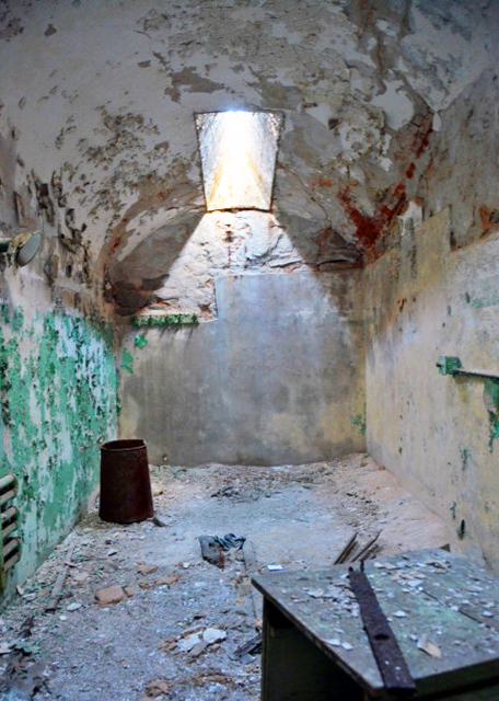 2021-12-26_Vaulted_ Sky-lit Cells once Held Many of America's Most Notorious Criminals_ including Bank Robber Slick Willie Sutton & Al Capone0001.JPG