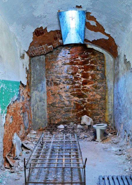 2021-12-26_A Rusty Bed Frame_ a Cast-Iron Toilet & Dead Eye or Eye of God0001.JPG