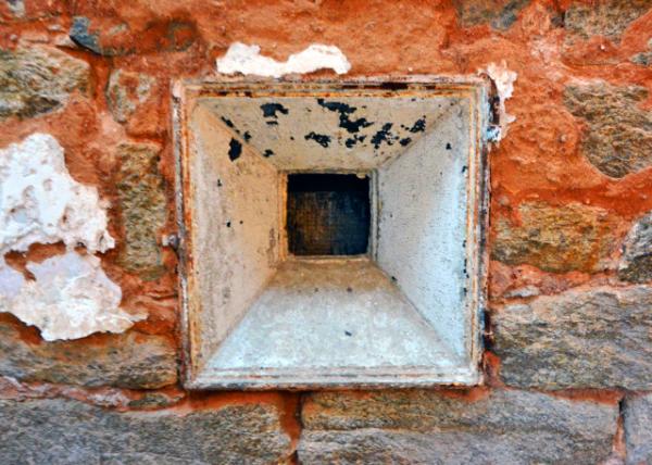 2021-12-26_Penitentiary Hospital_Feeding Hole-10001.JPG