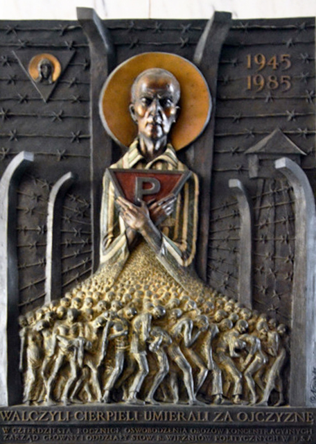 2022-02-01_Sculpture_The above plaque represents the suffering of poles and other prisoners in German concentration camps during WWII-10001.JPG