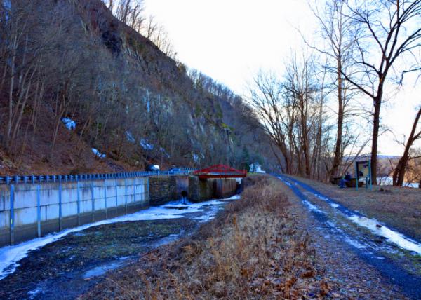 2022-02-11_Narrowsville_Delaware Canal Lock 20_Towpath beneath the Nockamixon Cliffs0001.JPG
