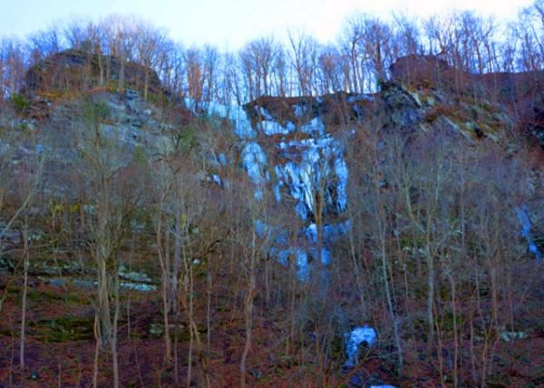 2022-02-11_Nockamixon Cliffs tower 300 feet above River Delaware in red shale_ siltstone & sandstone0001.JPG