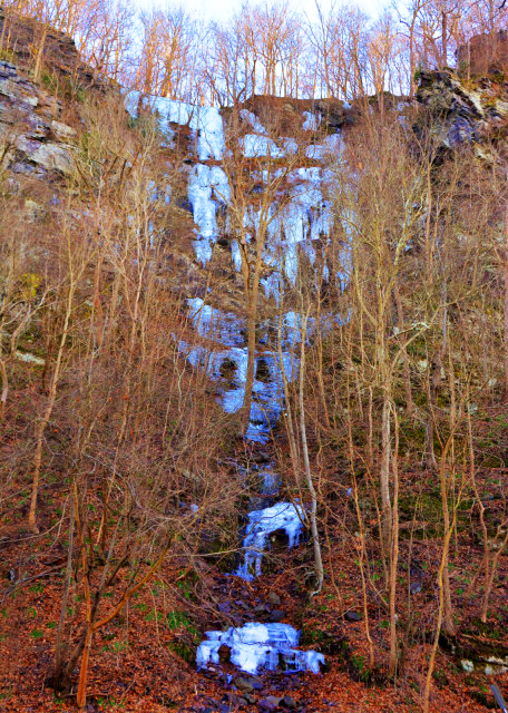 2022-02-11_Nockamixon Cliffs_200 million yr ago in the Triassic Era_ hot molten diabase boiled out of the earth. Its heat baked the shale and siltstone to an unusual hardness0001.JPG