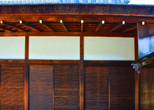 2022-04-08_Roof Overhangs_Layers upon Layers of Hinoki Bark_ a Type of Cypress w a Natural Insect Repellent Harvest from 80 to 100-Yr-Old Living Tree & Last 25 Yr0001.JPG