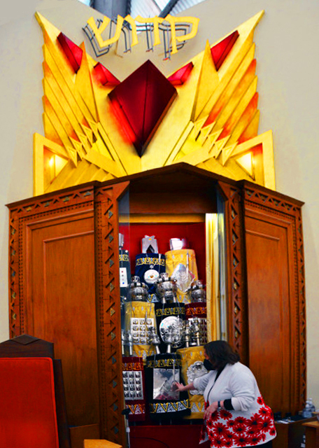 2022-05-08_Stone Tablets Given to Moses above Aron Hakodesh by Docent Helene Mansheim0001.JPG