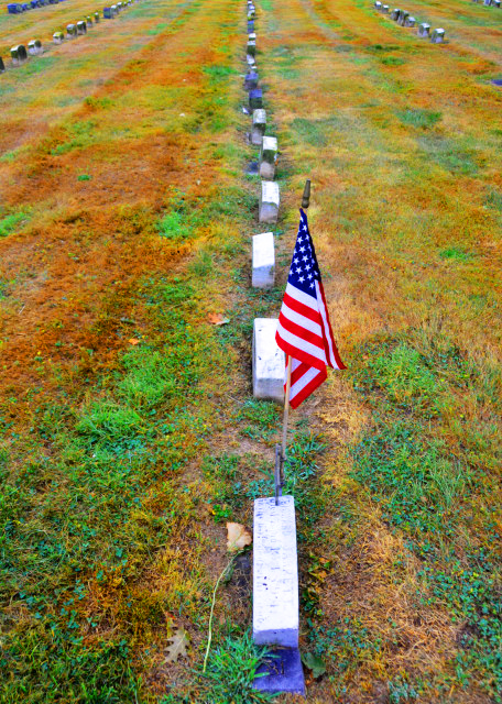 2022-08-22_Horsham Friends Meeting Cemetery_Graveyard w US Veteran in Flag0001.JPG