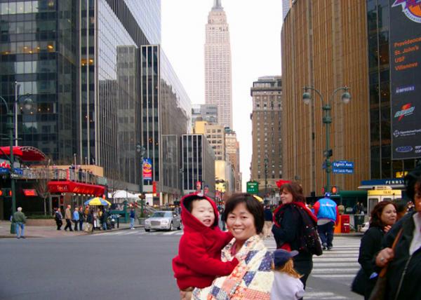 2006-03-11_W 33rd St @ 8th Ave0001.JPG