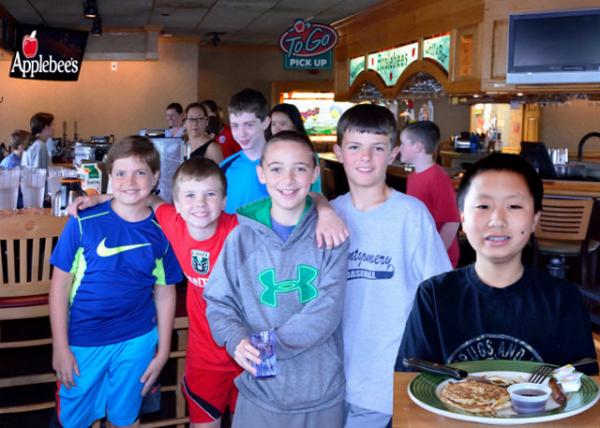 2015-05-09_6th Grader Waiters @ Applebee's Flapjack Fundraiser_M0001.JPG