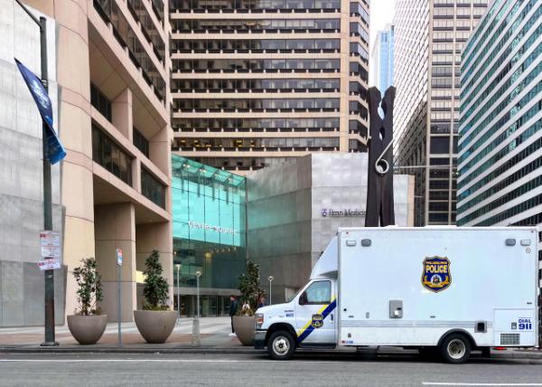 2025-03-23_00_Centre Square w  Claes Oldenburg Clothespin 1976 in Steel0001.JPG