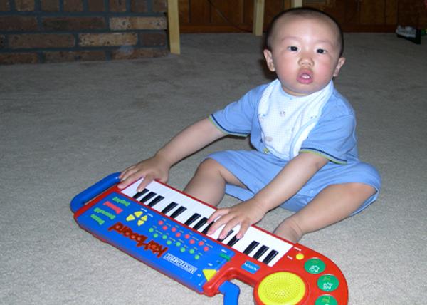 2004-05-22_15-Mo-Old_Baby Keyboard Ӥ������0001.JPG