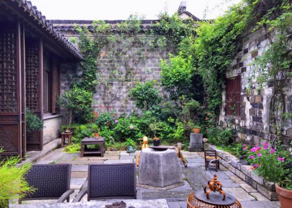 2019-07-18_Huaji Hotel Courtyard0001.JPG