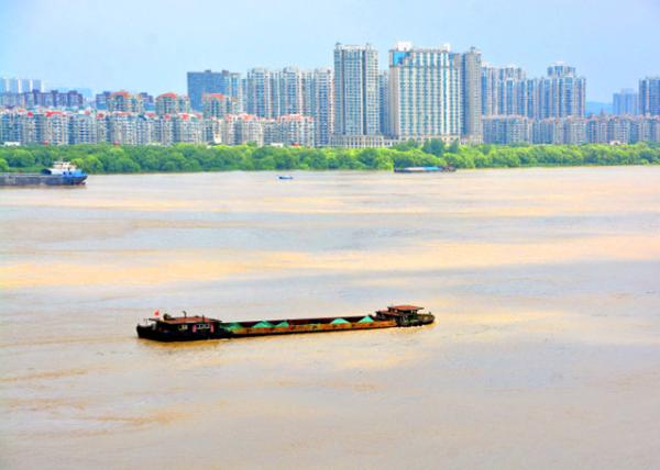 2019-07-20_Channel below Pukou River Bridge-30001.JPG