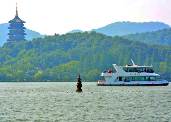 2019-07-22_Thunder Peak Pagoda over Three Pools Mirroring the Moon0001.JPG